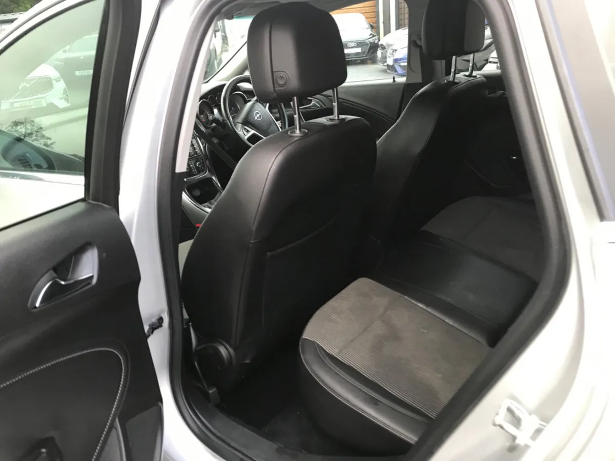 Opel Astra Hatchback, Petrol, 2011, Silver