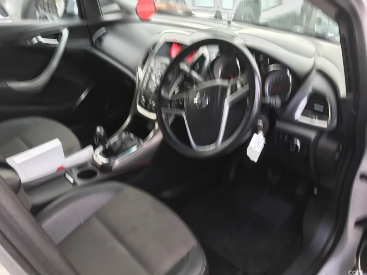 Opel Astra Hatchback, Petrol, 2011, Silver
