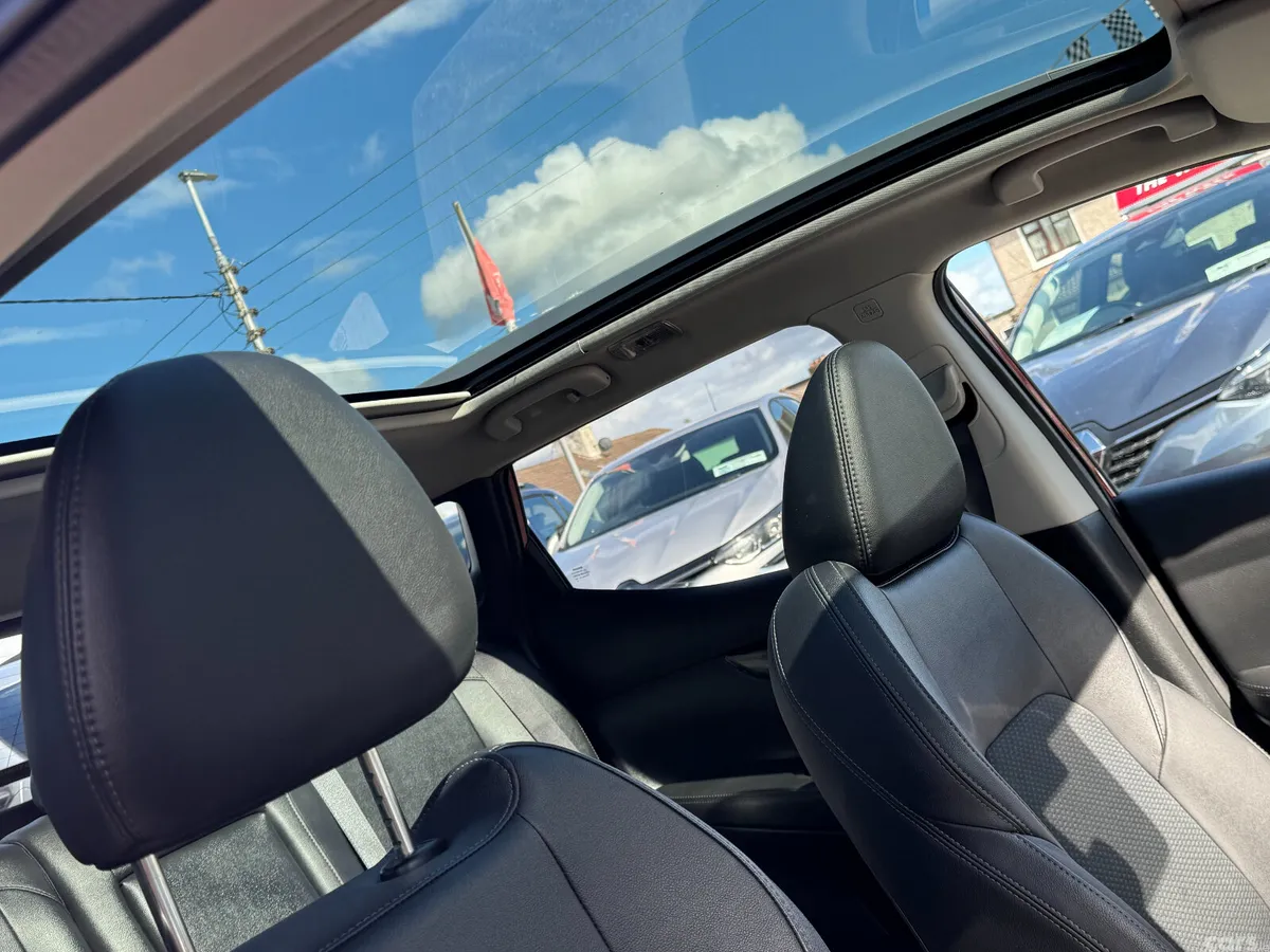 Nissan Qashqai MPV, Petrol, 2021, Red