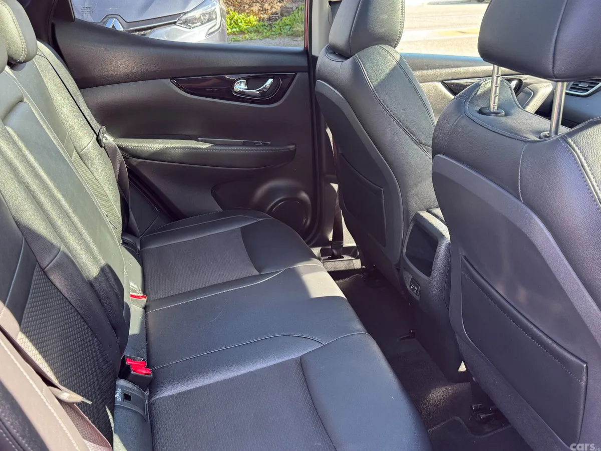 Nissan Qashqai MPV, Petrol, 2021, Red