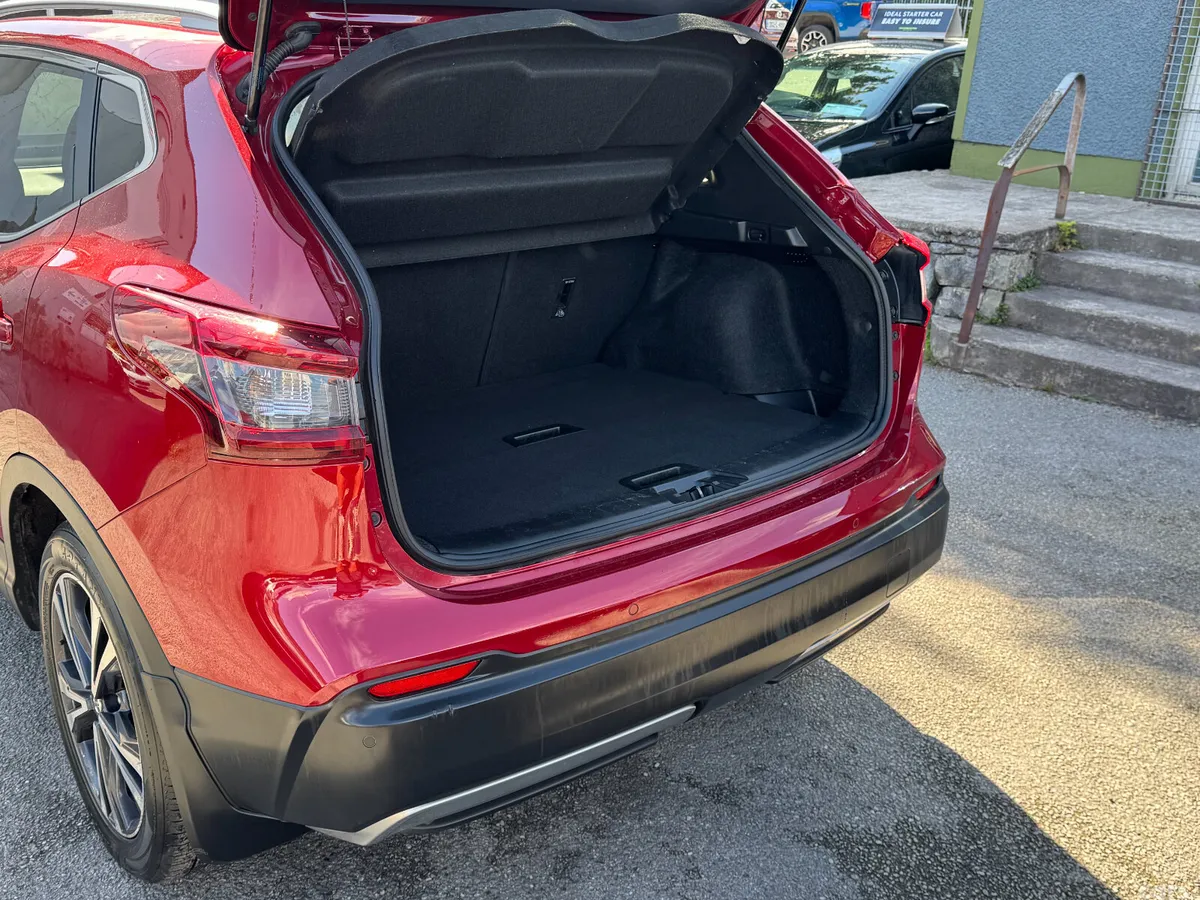 Nissan Qashqai MPV, Petrol, 2021, Red