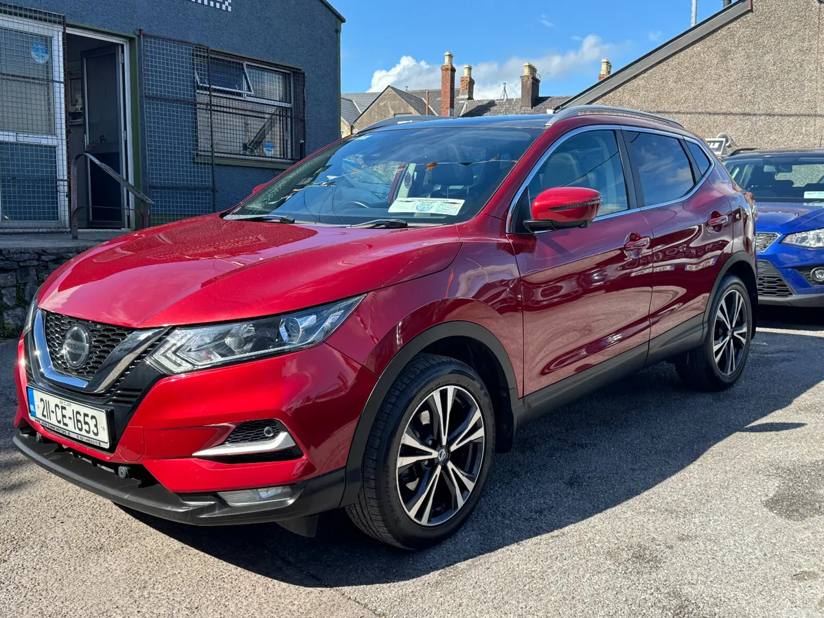 Nissan Qashqai MPV, Petrol, 2021, Red