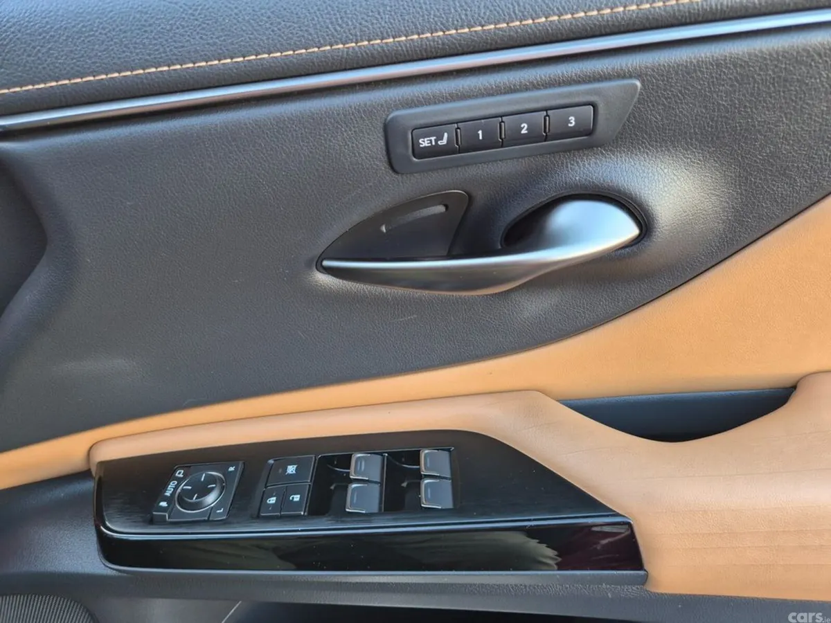 Lexus ES Saloon, Petrol Hybrid, 2022, Red