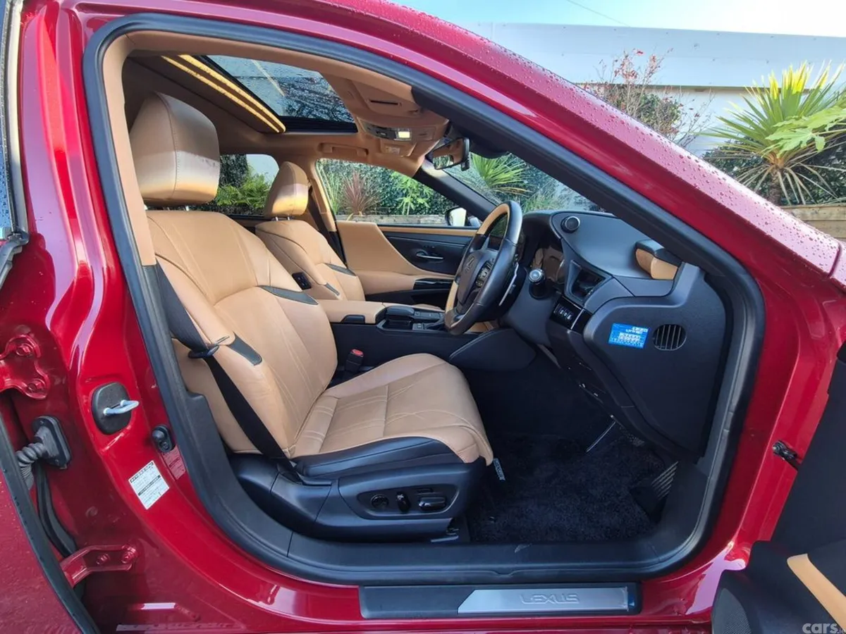 Lexus ES Saloon, Petrol Hybrid, 2022, Red
