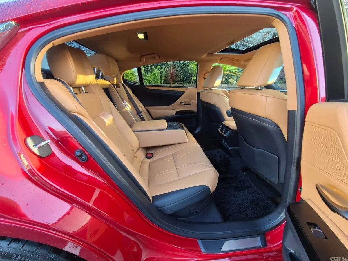 Lexus ES Saloon, Petrol Hybrid, 2022, Red