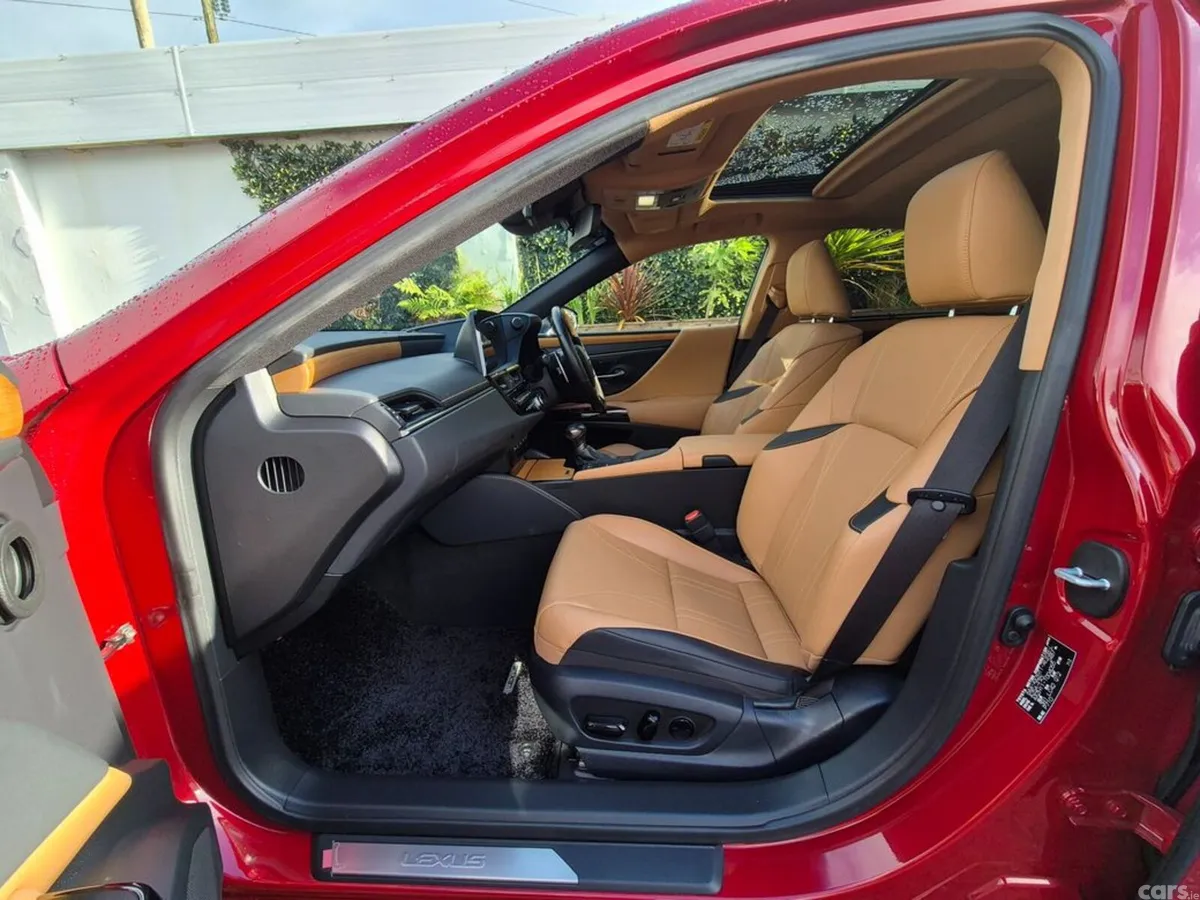 Lexus ES Saloon, Petrol Hybrid, 2022, Red
