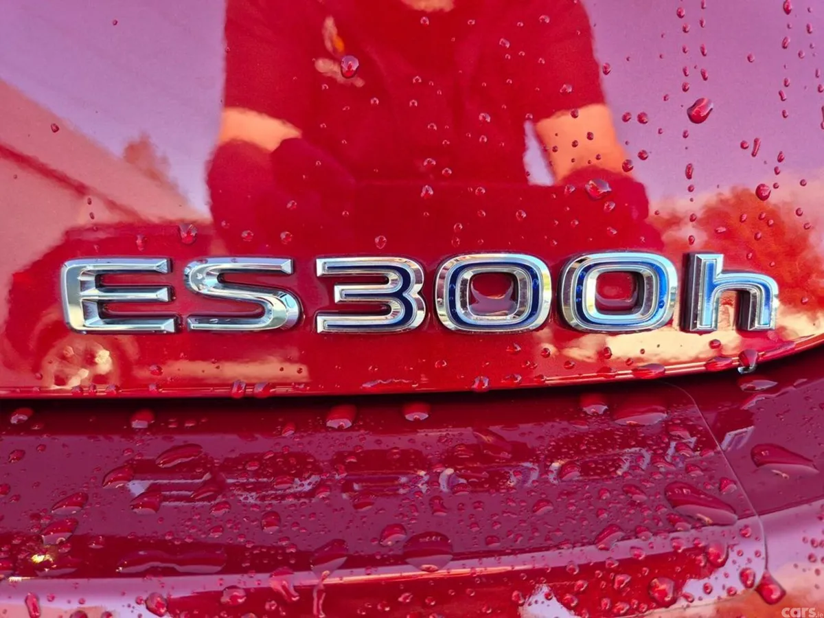 Lexus ES Saloon, Petrol Hybrid, 2022, Red