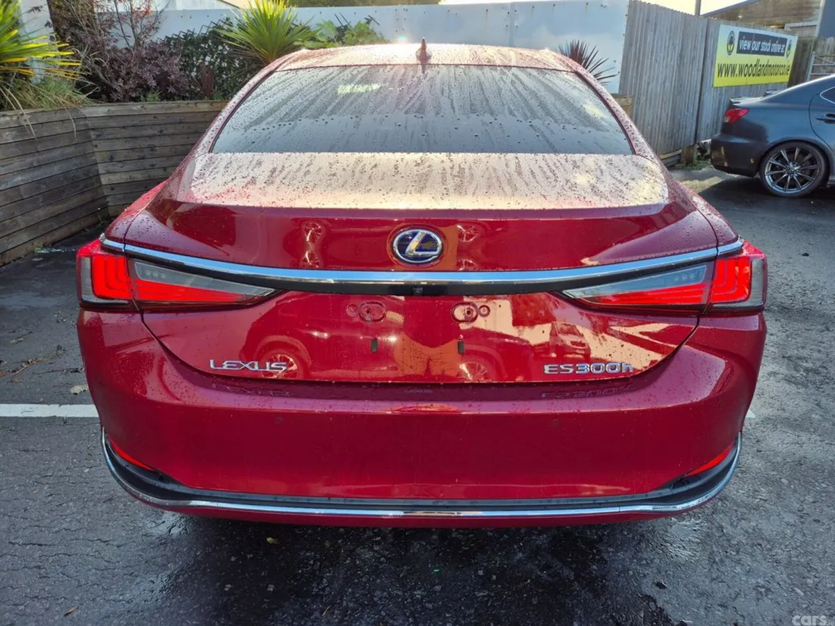 Lexus ES Saloon, Petrol Hybrid, 2022, Red