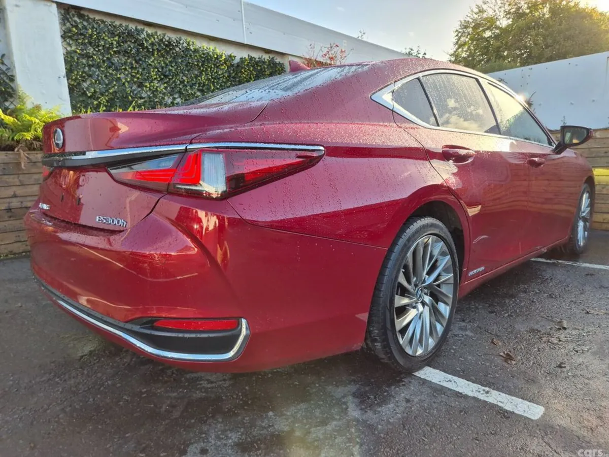 Lexus ES Saloon, Petrol Hybrid, 2022, Red