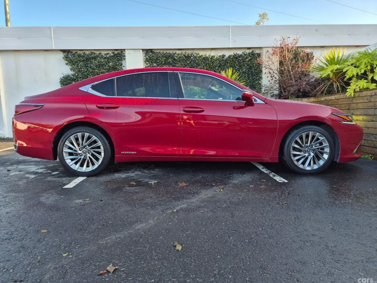 Lexus ES Saloon, Petrol Hybrid, 2022, Red