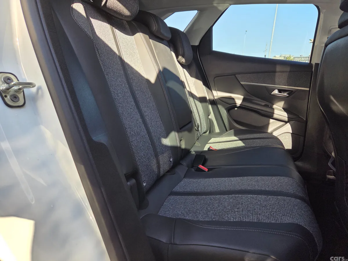 Peugeot 3008 MPV, Petrol, 2018, White