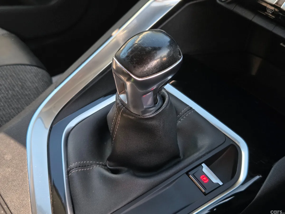 Peugeot 3008 MPV, Petrol, 2018, White