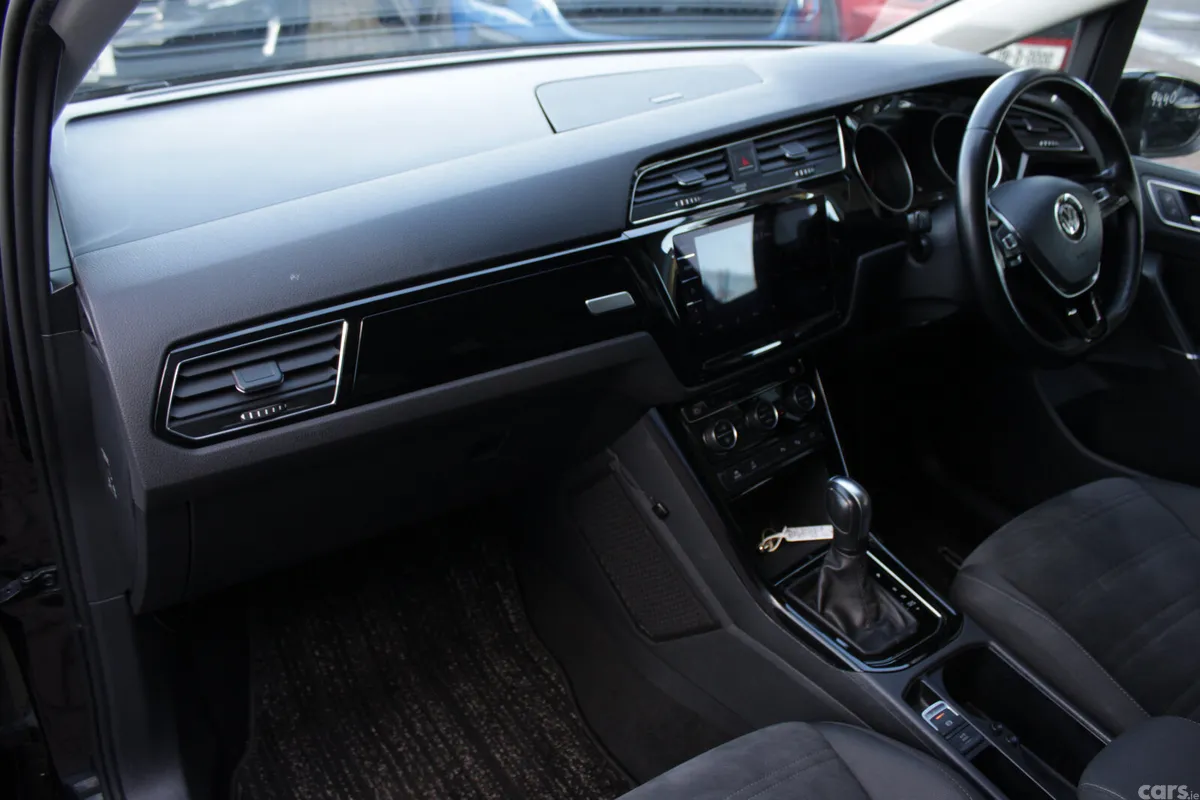 Volkswagen Touran MPV, Diesel, 2020, Black