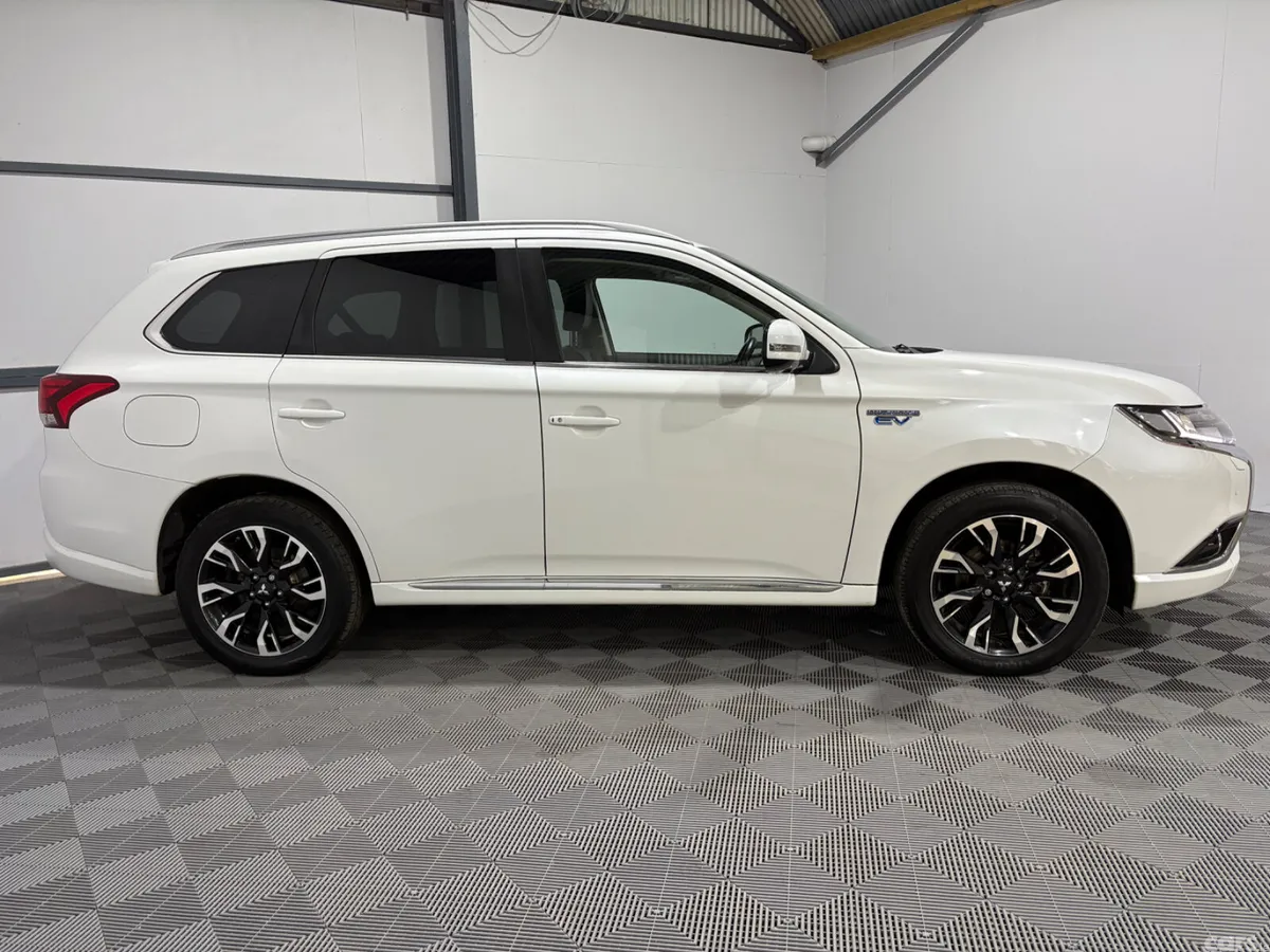 Mitsubishi Outlander SUV, Petrol Plug-in Hybrid, 2018, White