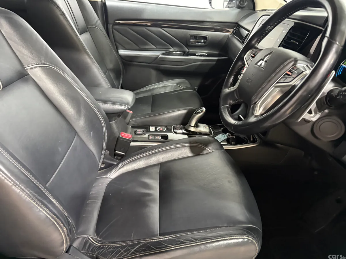 Mitsubishi Outlander SUV, Petrol Plug-in Hybrid, 2018, White
