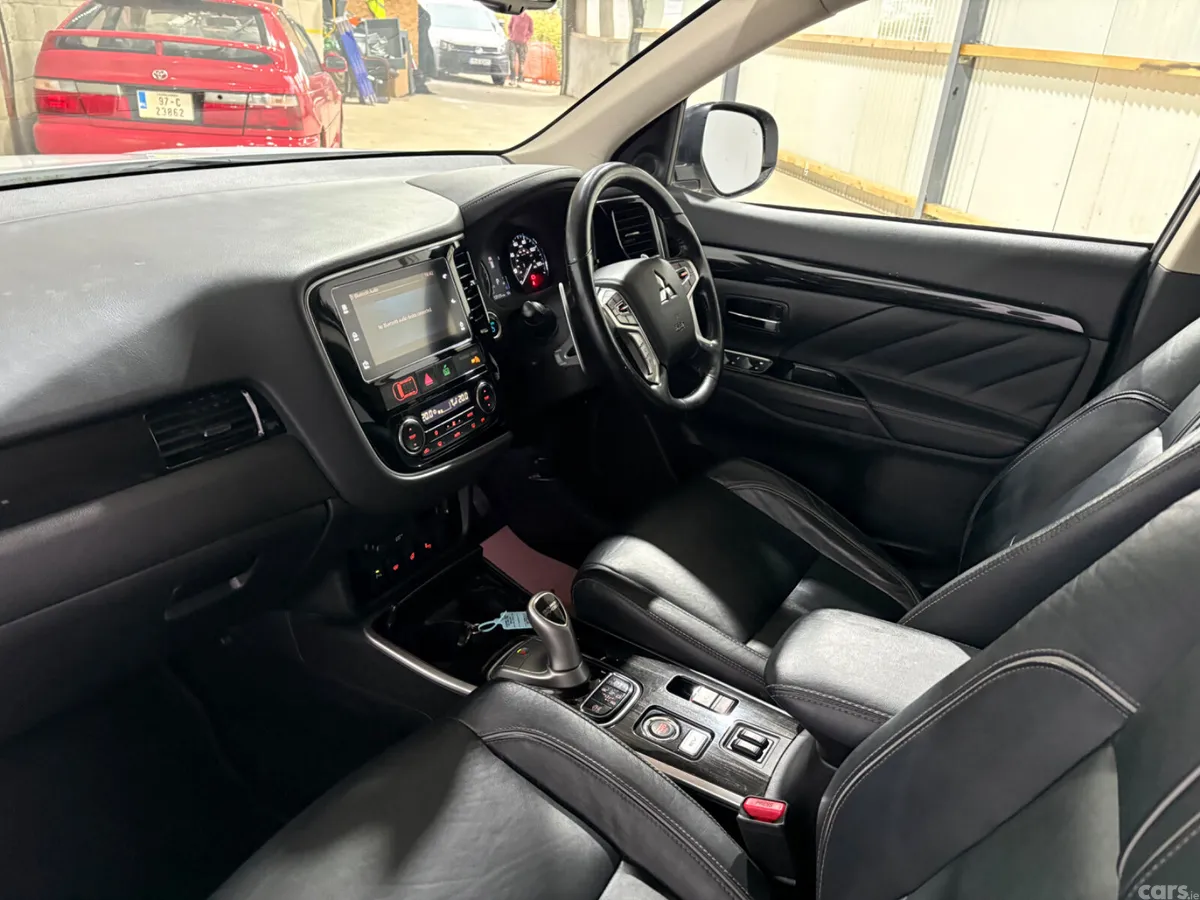 Mitsubishi Outlander SUV, Petrol Plug-in Hybrid, 2018, White