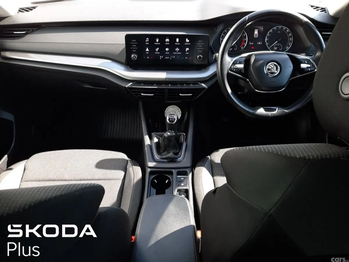 Skoda Octavia Saloon, Diesel, 2023, Silver