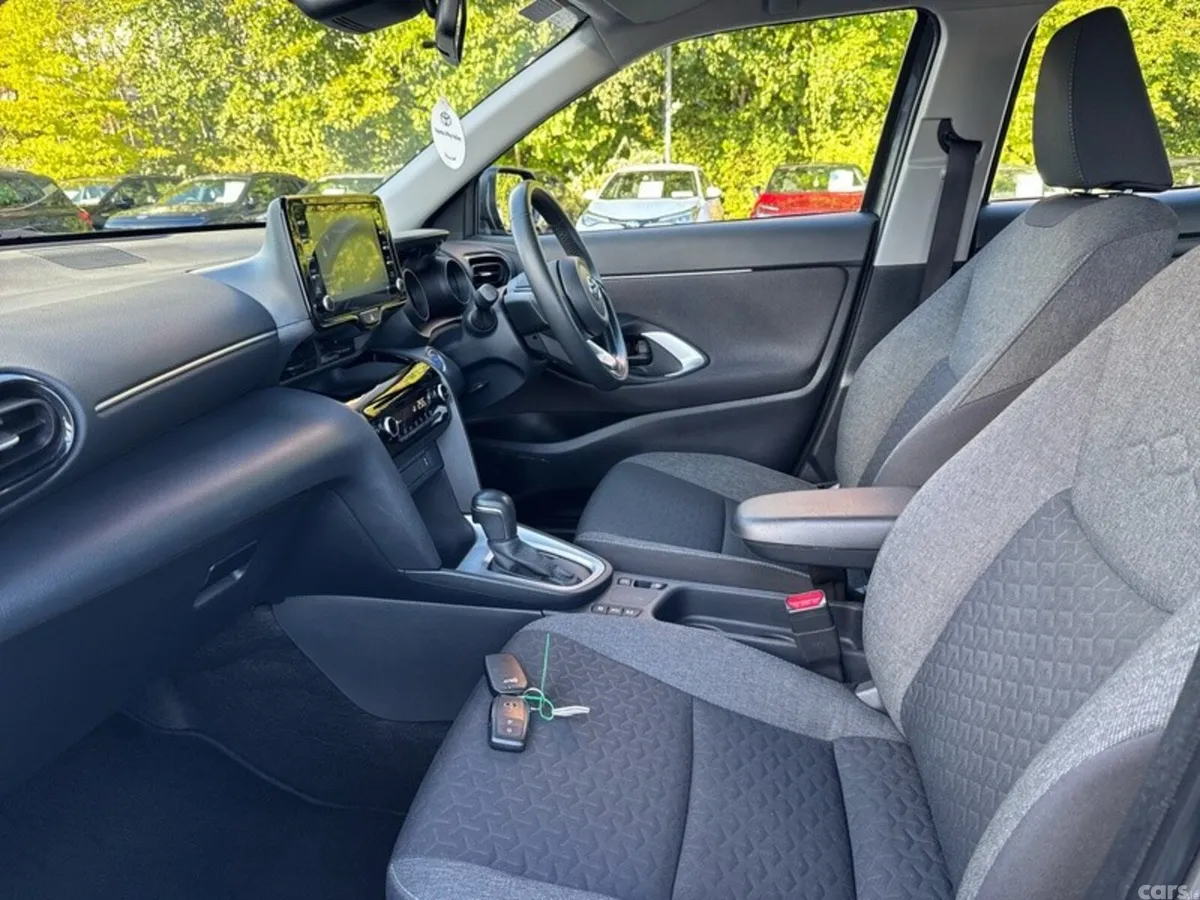 Toyota Yaris Cross Hatchback, Petrol Hybrid, 2023, Grey