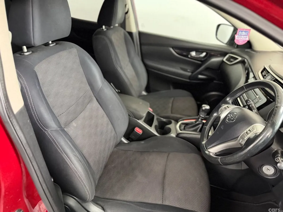 Nissan Qashqai MPV, Petrol, 2014, Red