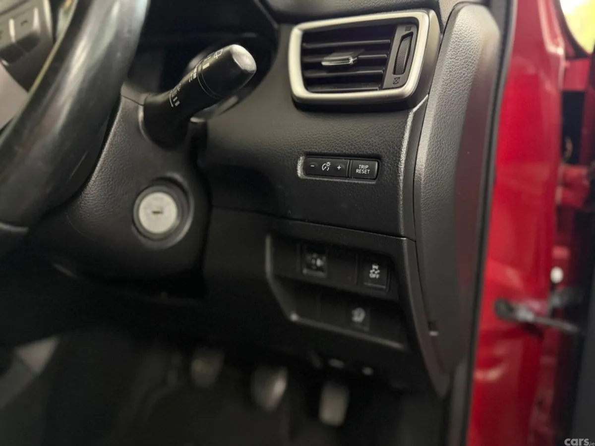 Nissan Qashqai MPV, Petrol, 2014, Red