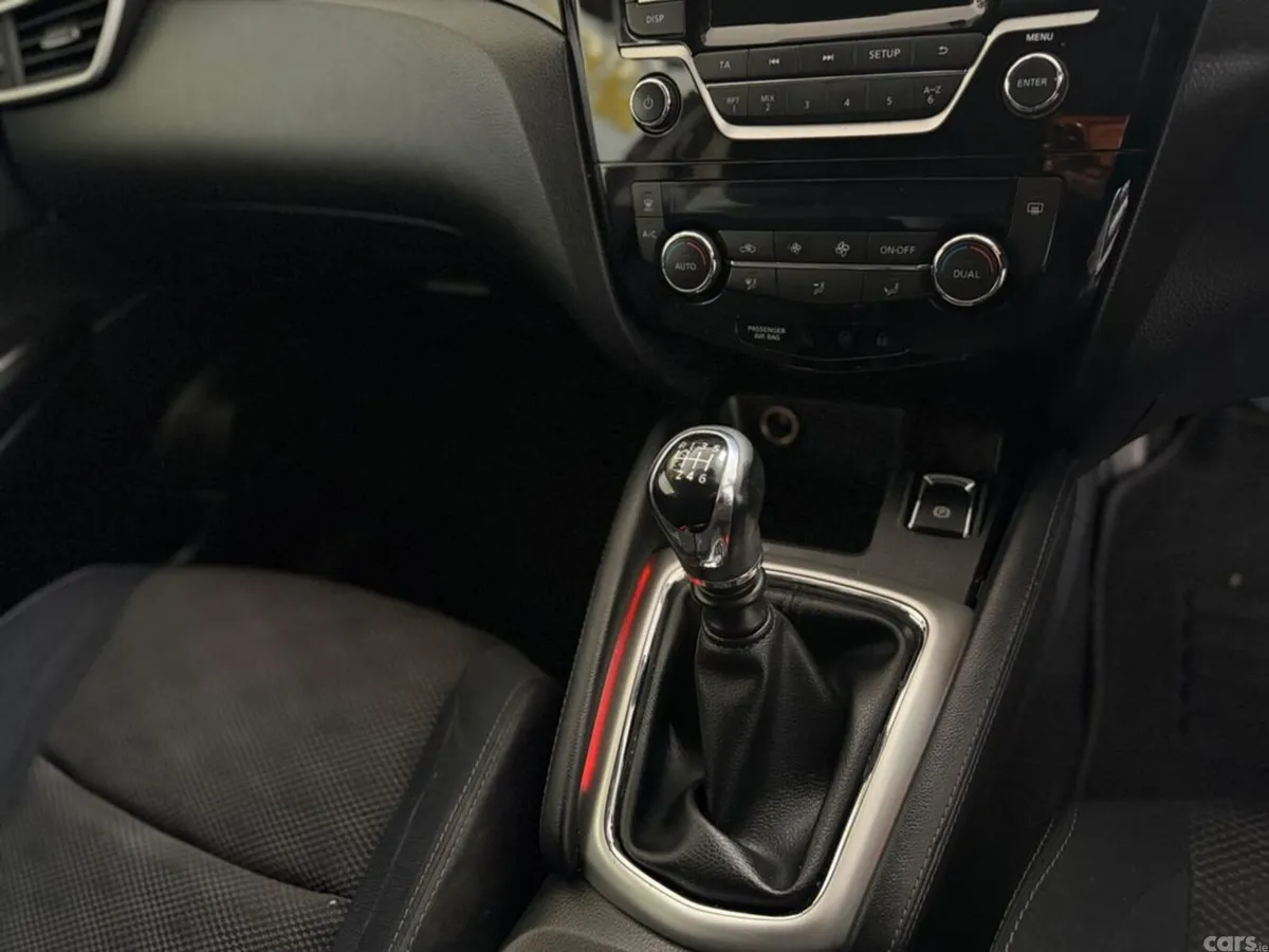 Nissan Qashqai MPV, Petrol, 2014, Red
