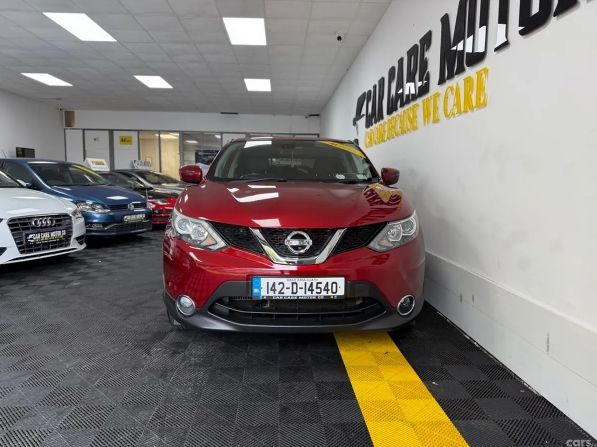 Nissan Qashqai MPV, Petrol, 2014, Red