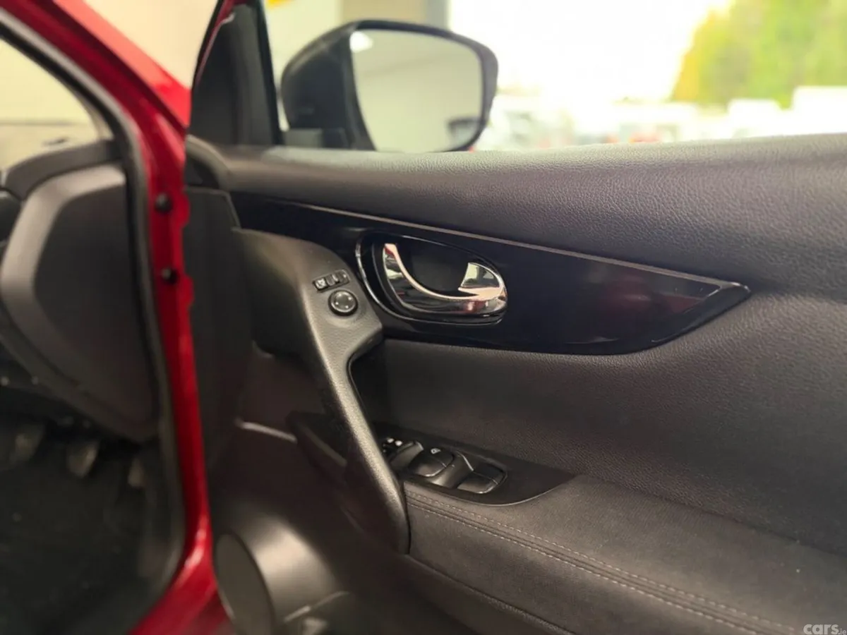 Nissan Qashqai MPV, Petrol, 2014, Red