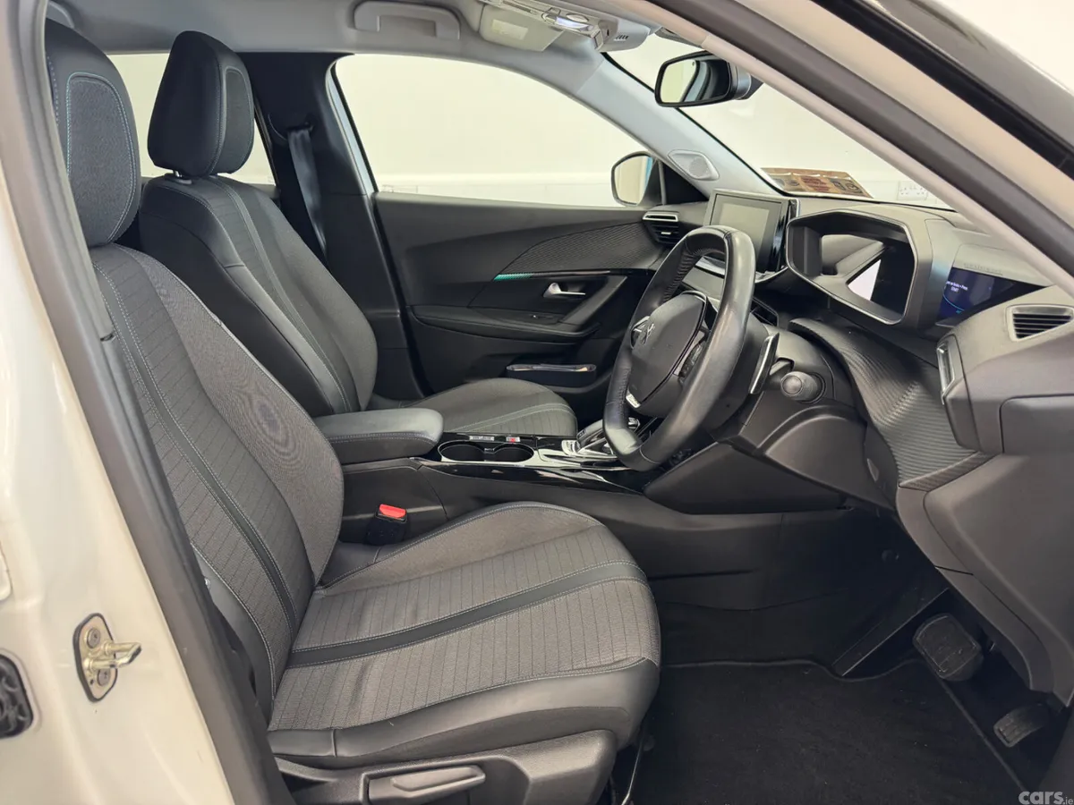 Peugeot 2008 MPV, Petrol, 2021, White