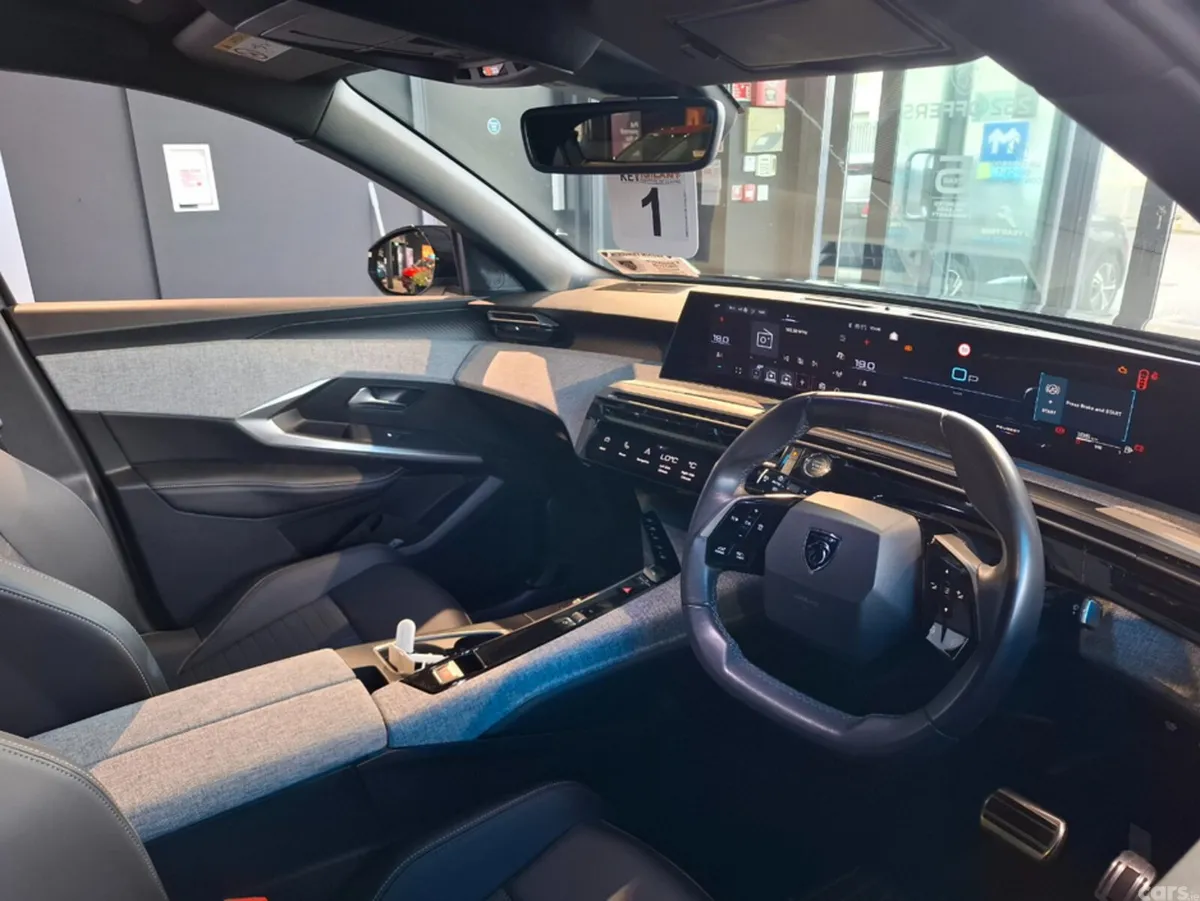 Peugeot 3008 MPV, Petrol, 2025, Grey