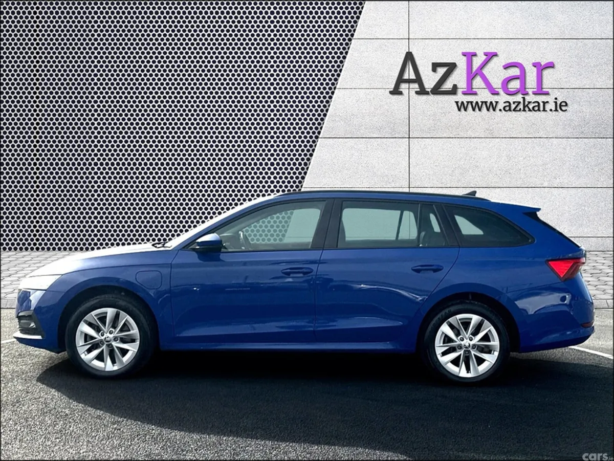 Skoda Octavia Saloon, Petrol Plug-in Hybrid, 2023, Blue
