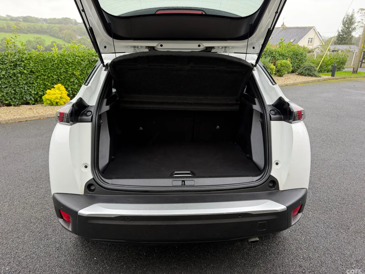 Peugeot 2008 MPV, Petrol, 2021, White