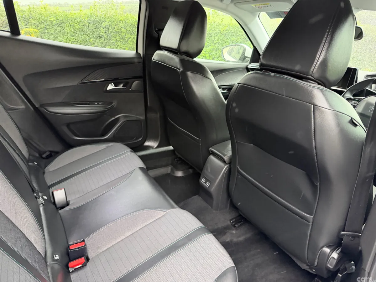 Peugeot 2008 MPV, Petrol, 2021, White