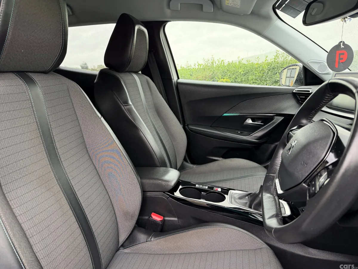 Peugeot 2008 MPV, Petrol, 2021, White