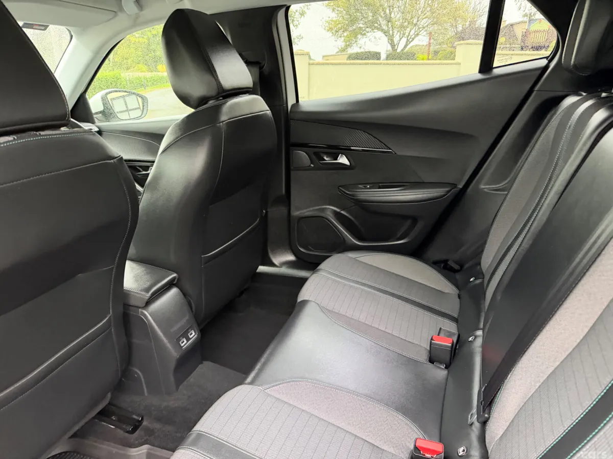 Peugeot 2008 MPV, Petrol, 2021, White