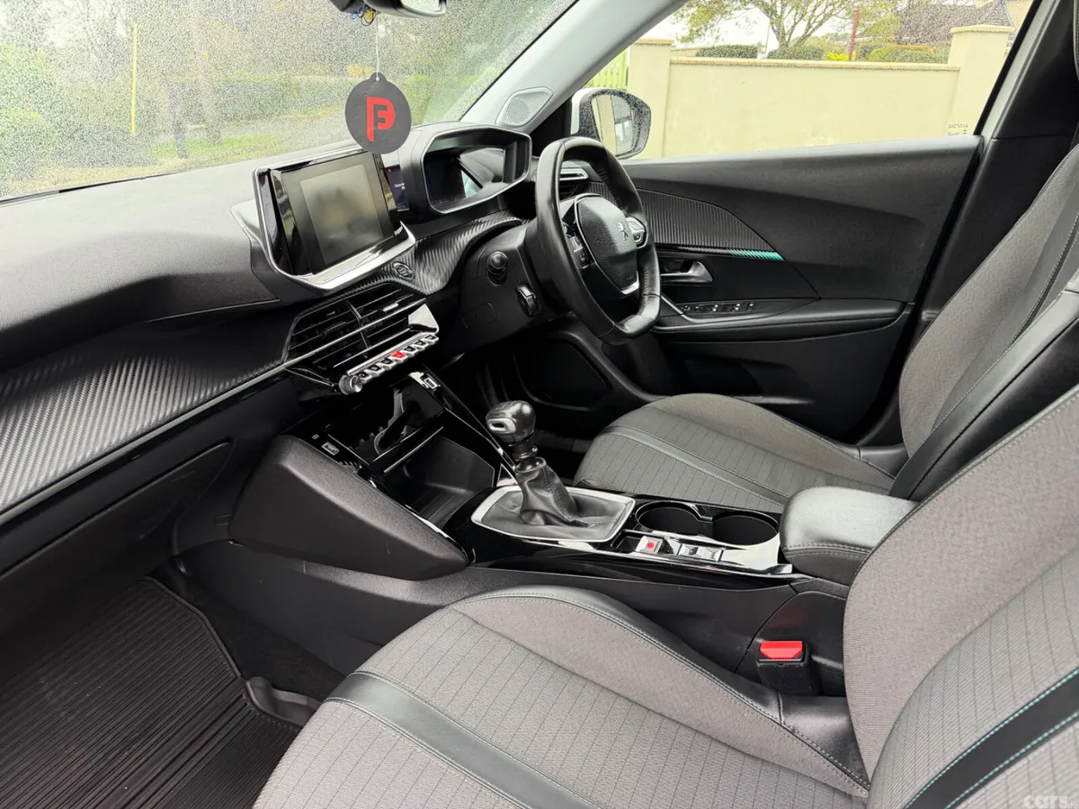 Peugeot 2008 MPV, Petrol, 2021, White