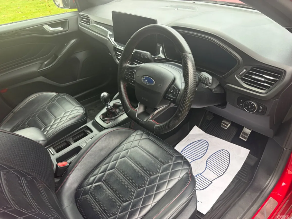 Ford Focus Hatchback, Petrol Hybrid, 2023, Red