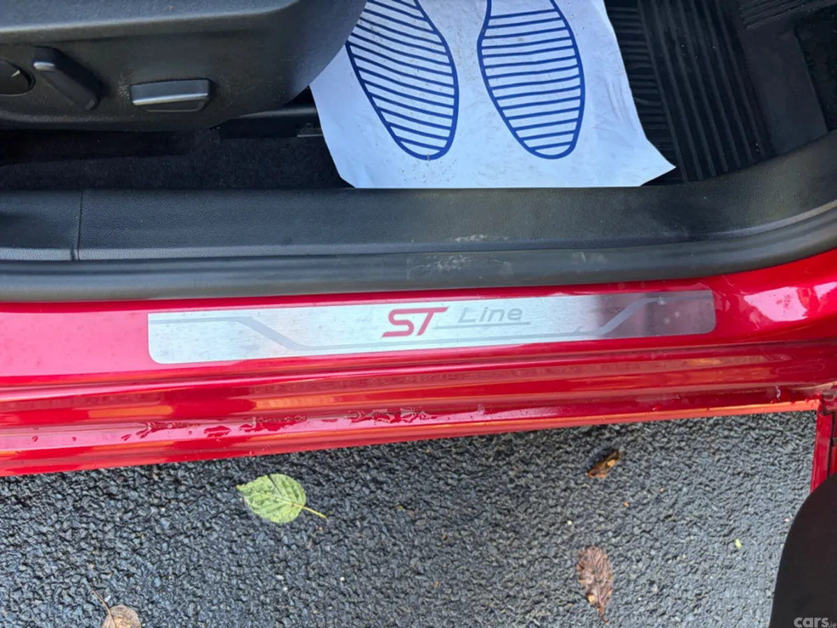 Ford Focus Hatchback, Petrol Hybrid, 2023, Red