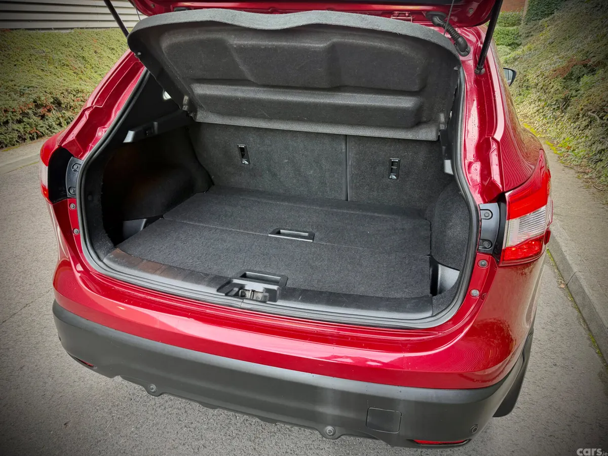 Nissan Qashqai Hatchback, Diesel, 2015, Red