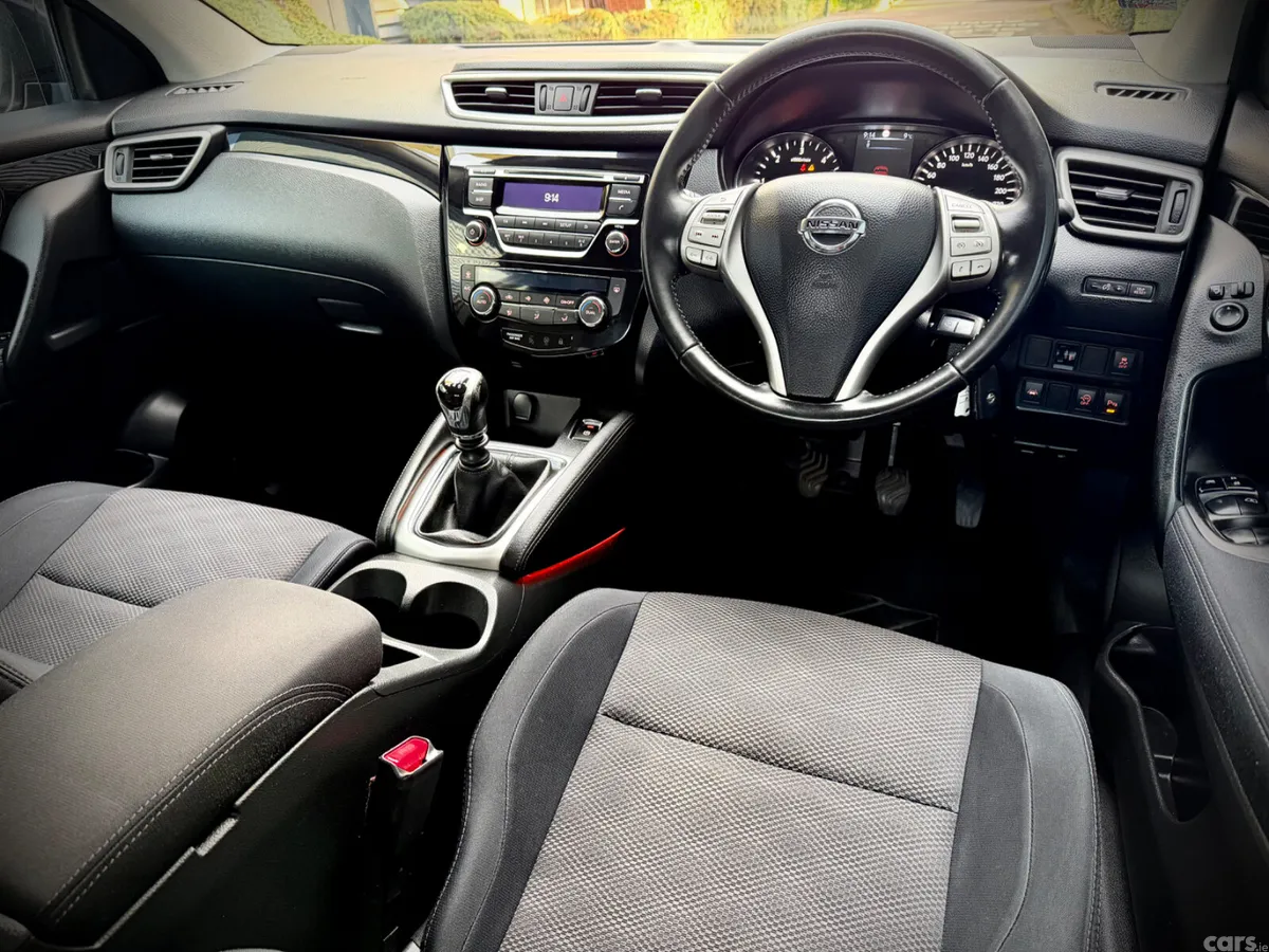 Nissan Qashqai Hatchback, Diesel, 2015, Red