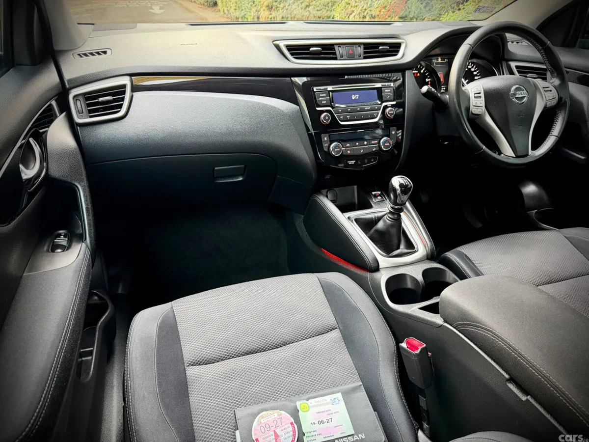 Nissan Qashqai Hatchback, Diesel, 2015, Red