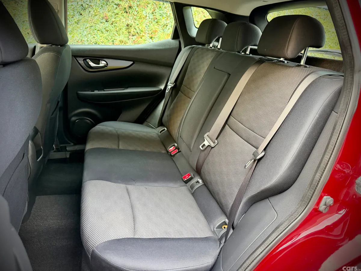Nissan Qashqai Hatchback, Diesel, 2015, Red