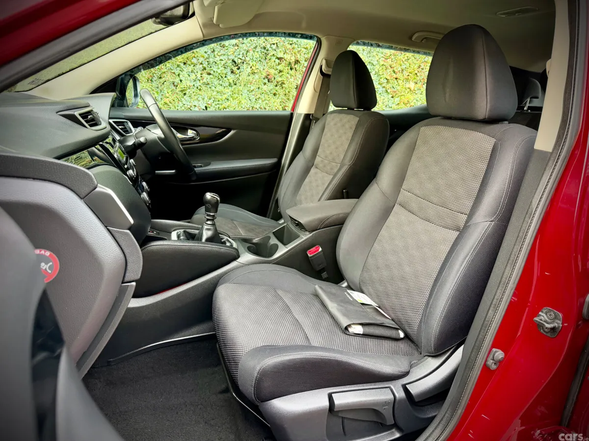 Nissan Qashqai Hatchback, Diesel, 2015, Red
