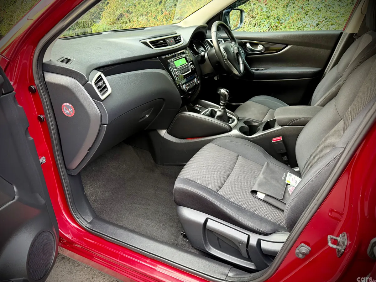 Nissan Qashqai Hatchback, Diesel, 2015, Red