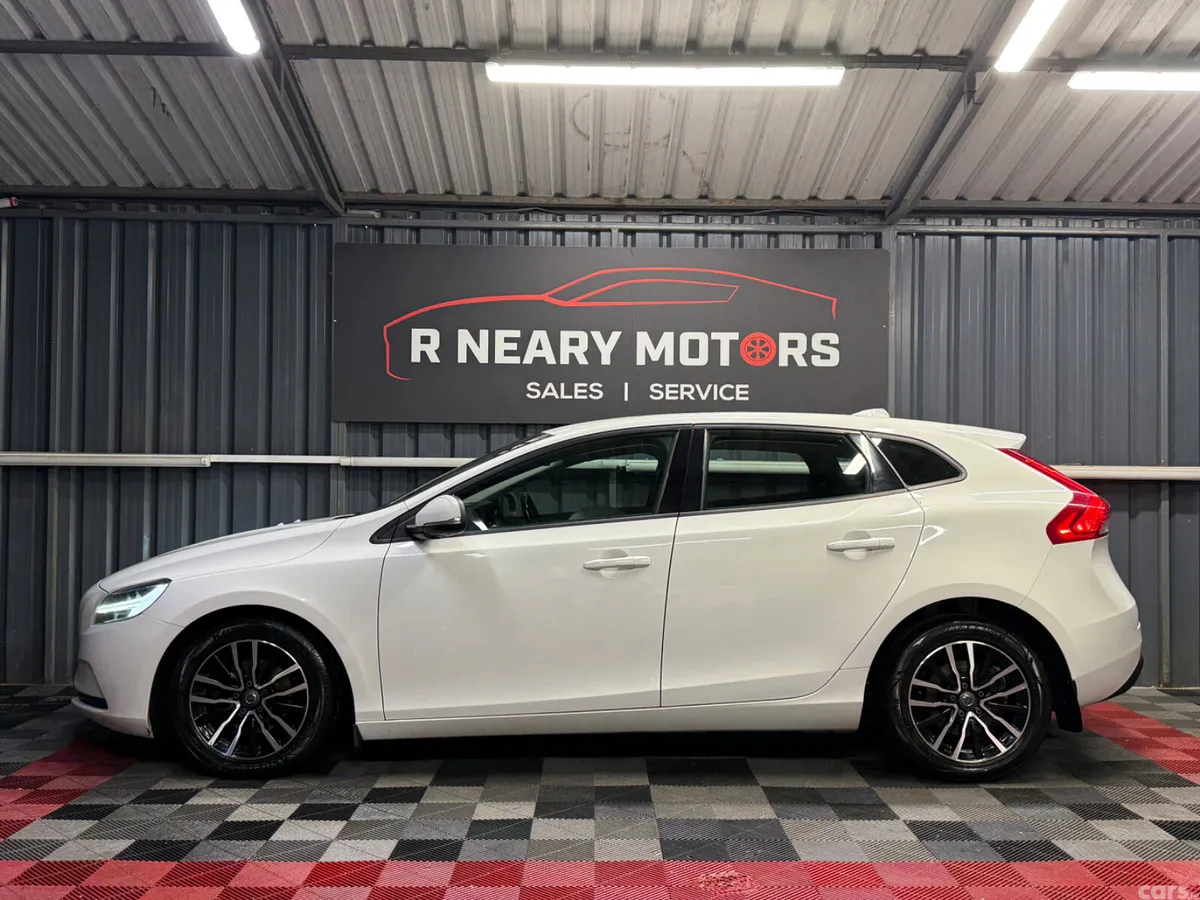 Volvo V40 Hatchback, Diesel, 2017, White