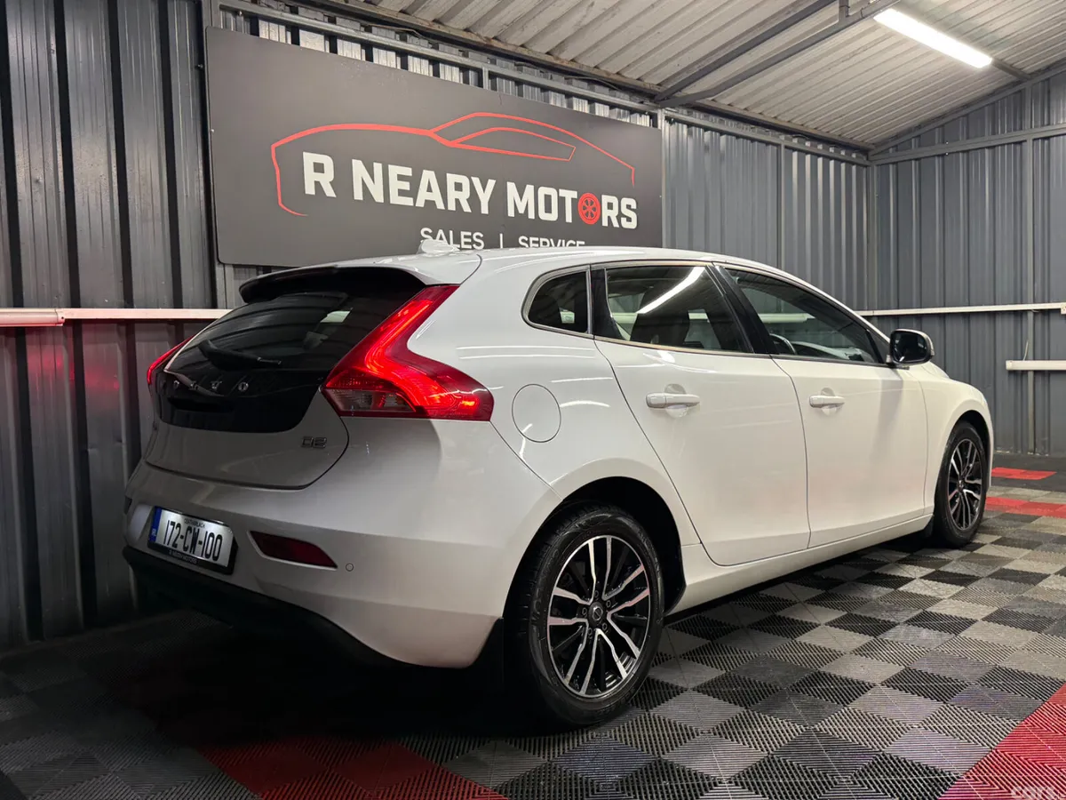 Volvo V40 Hatchback, Diesel, 2017, White