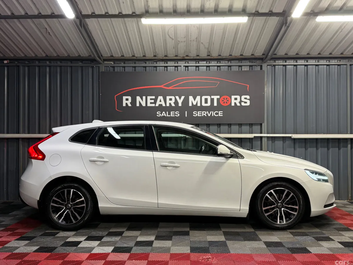 Volvo V40 Hatchback, Diesel, 2017, White
