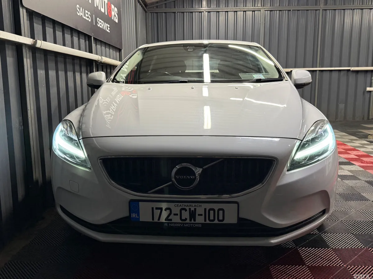 Volvo V40 Hatchback, Diesel, 2017, White