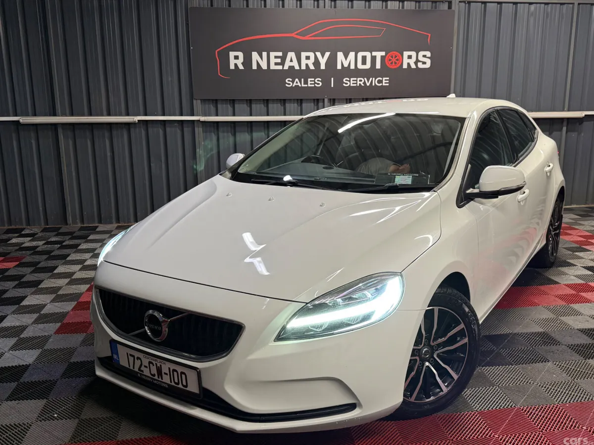 Volvo V40 Hatchback, Diesel, 2017, White