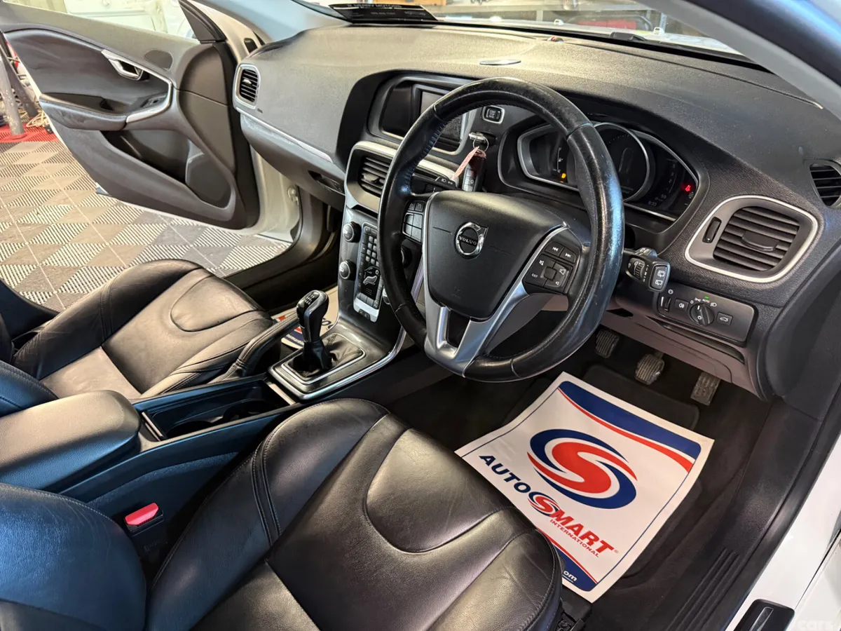 Volvo V40 Hatchback, Diesel, 2017, White