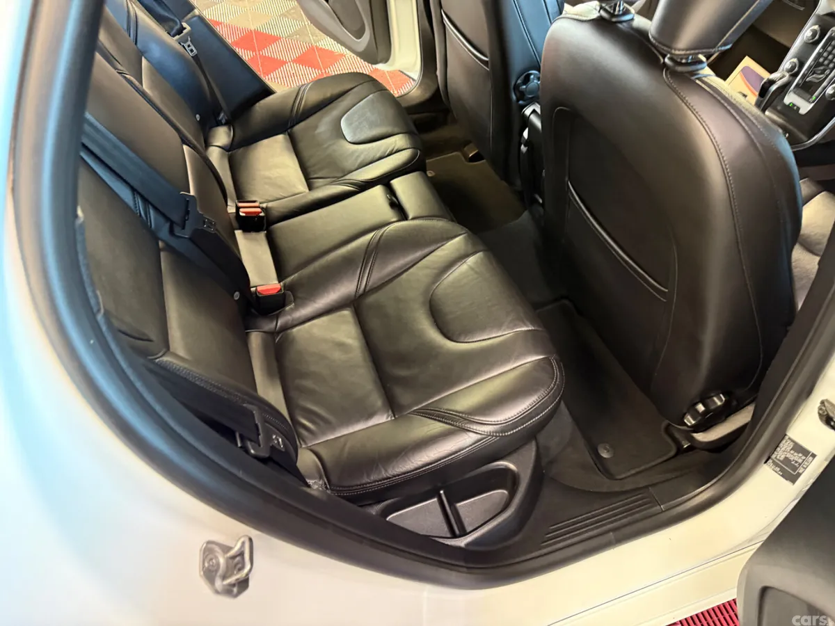 Volvo V40 Hatchback, Diesel, 2017, White